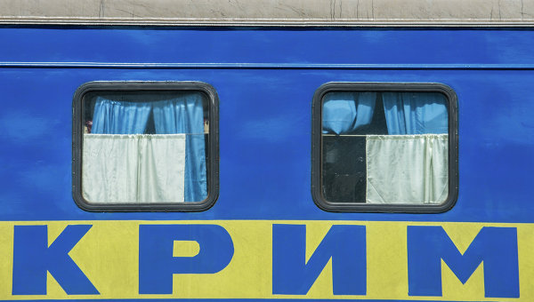 Поезд на железнодорожном вокзале в Евпатории