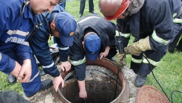 Спасатели ищут мальчика, упавшего в канализационный колодец  во Львове