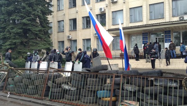 Сторонники федерализации у здания Горсовета в Краматорске