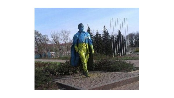 Памятник Кобзону в Донецке раскрасили в цвета украинского флага