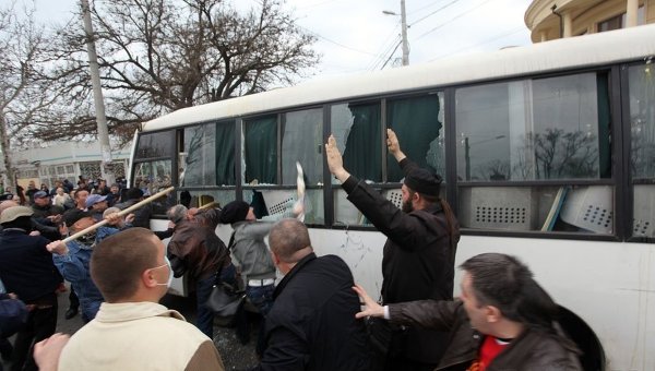 Активисты Куликового поля разбили микроавтобус с евромайдановцами в Одессе