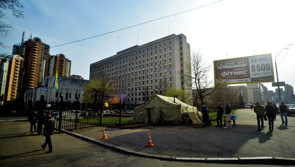 Палатка Спильнои Справы под зданием ЦИК.
