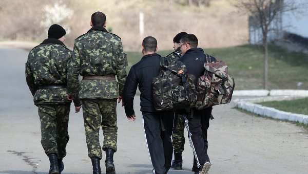 Украинские военные покидают воинскую часть в Крыму. Архивное фото