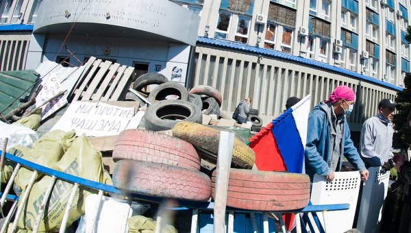 Баррикады перед зданием СБУ в Луганске