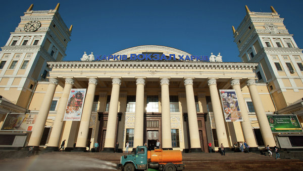 Здание железнодорожного вокзала в Харькове. Архивное фото