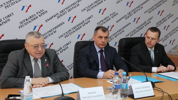 Заседание комиссии по разработке проекта новой конституции Крыма. Григорий Иоффе (слева)