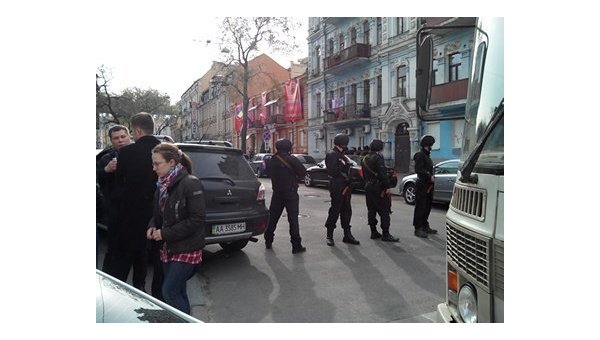 Офис КПУ в Киеве оцепили вооруженные люди