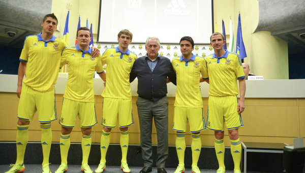 Игроки и главный тренер сборной  Украины по футболу. Архивное фото