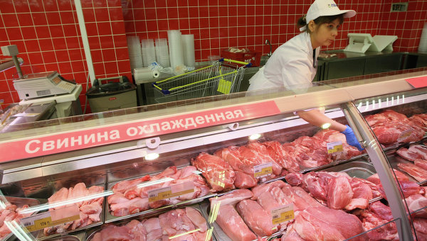 Продажа мяса в российском супермаркете, архивное фото