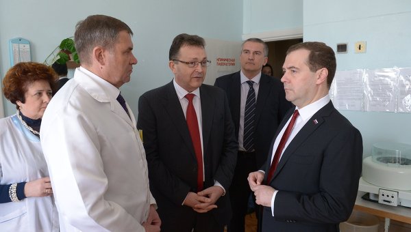 Медведев во время посещения в Симферополе Детской республиканской больницы