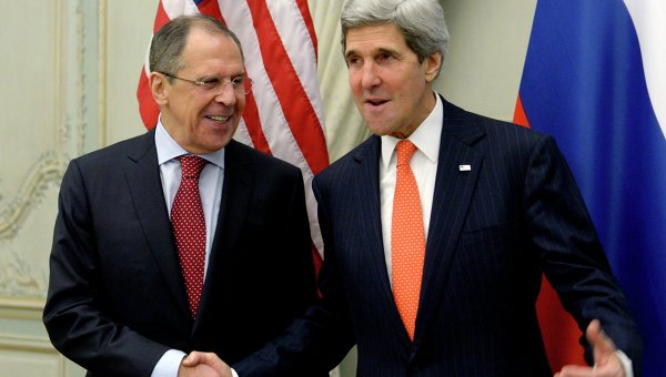 Министр иностранных дел РФ Сергей Лавров (слева) и госсекретарь США Джон Керри. Архивное фото