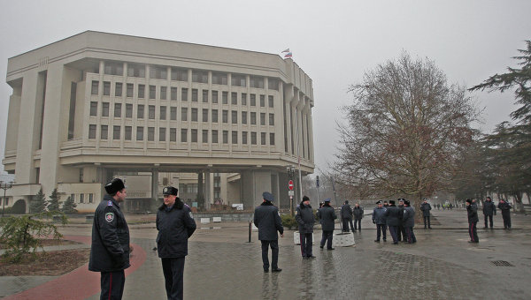 Сотрудники милиции у здания Совета министров Автономной Республики Крым