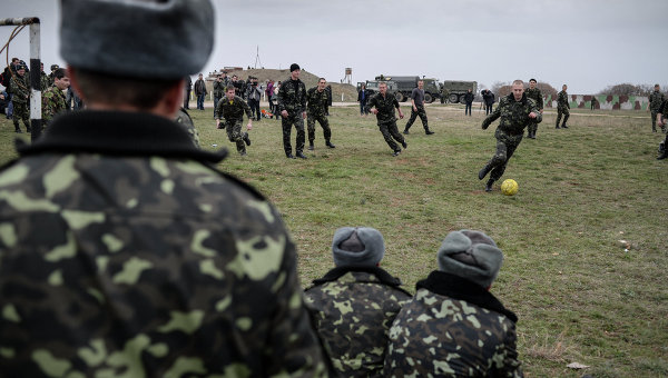 Украинские военнослужащие на территории военного аэродрома Бельбек