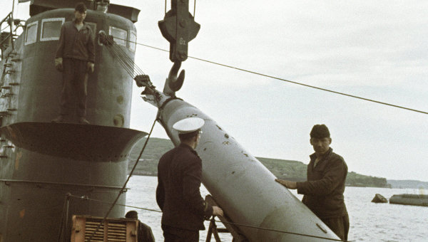 Подводники грузят торпеду на подводную лодку