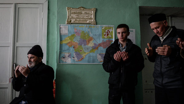 Ситуация в Крыму. Крымские татары после молитвы в мечети