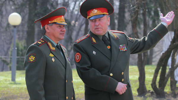 Министры обороны России и Белоруссии Сергей Шойгу (слева) и Юрий Жадобин