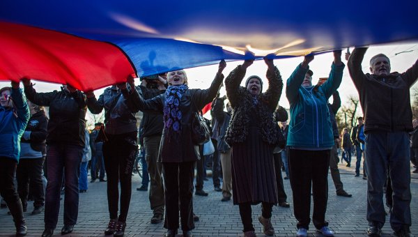 Участники митинга в поддержку России на центральной площади Евпатории