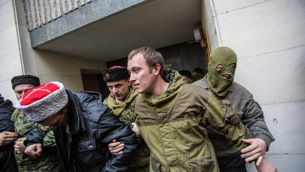 Казаки в оцеплении у здания Верховной Рады Автономной Республики Крым в Симферополе