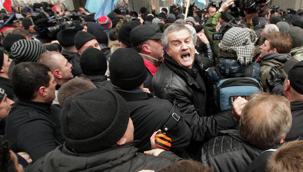 Митинг у здания Верховного совета Крыма. Сергей Аксенов (в центре)