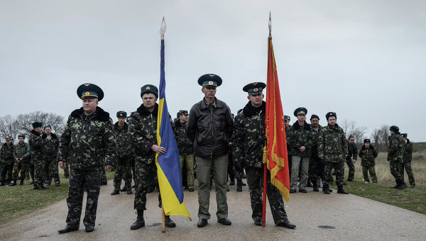 Украинские военнослужащие на территории военного аэродрома Бельбек во время переговоров с представителями самообороны Севастополя