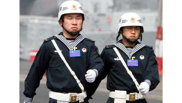 Китайские военнослужащие во время патрулирования территории порта Циндао в Китае