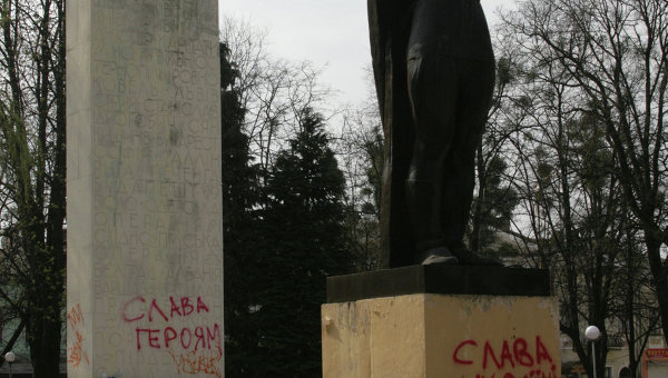 Архивное фото. Памятник советскому Воину-освободителю в городе Стрый Львовской области