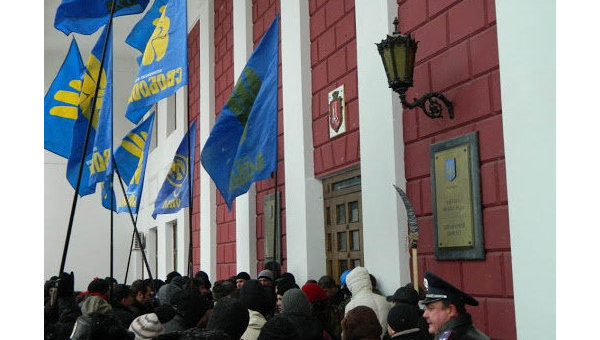Активисты Свободы пытаются прорваться в мэрию Одессы
