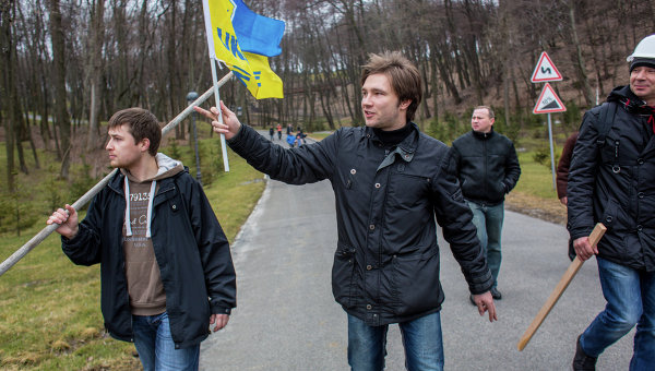 Люди гуляют по территории резиденции Виктора Януковича Межигорье