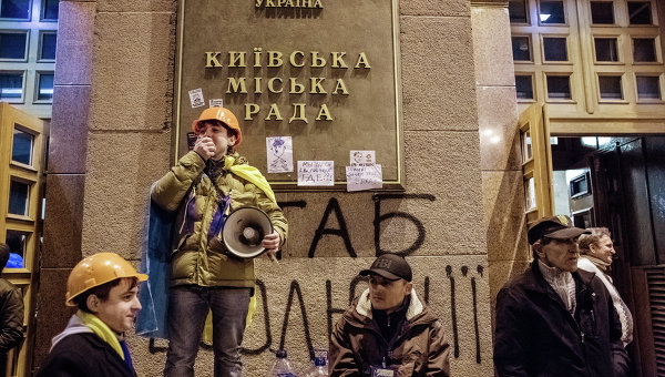 У захваченного здания мэрии Киева