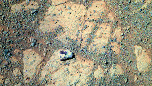 Странный камень появился рядом с марсоходом Opportunity. Он виден на снимке, сделанном на сол 3540
