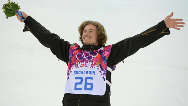 Юрий Подладчиков (Швейцария), завоевавший золотую медаль в хаф-пайпе