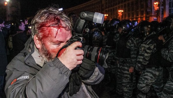 Раненый фотокорреспондент Reuters Глеб Гаранич во время разгона Евромайдана в ночь на 30 ноября