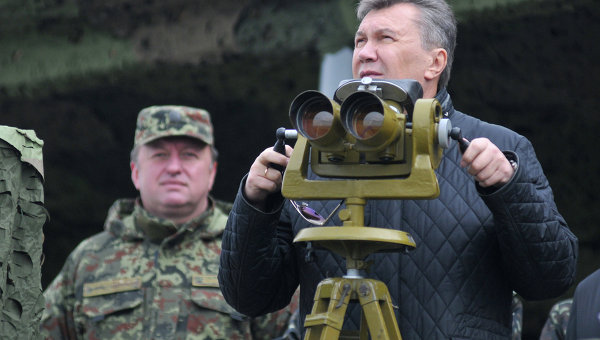 Виктор Янукович на учениях во Львовской области