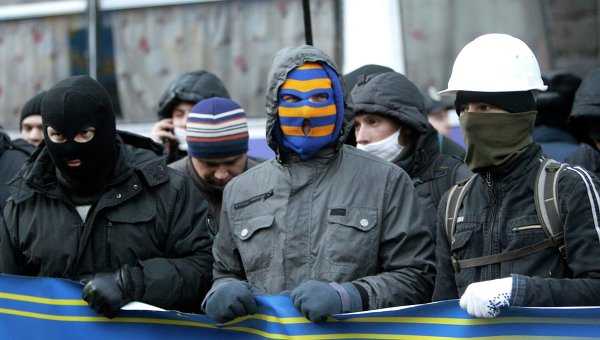 Протестующие блокируют здание кабинета министров в Киеве