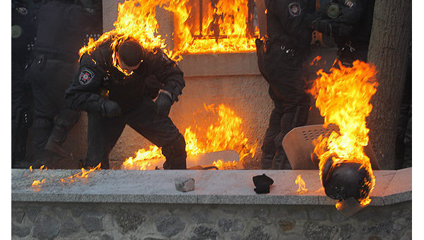 Милиционеры во время столкновения с протестующими на улице Грушевского в Киеве