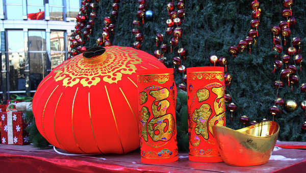 Красные фонари и петарды в Китае