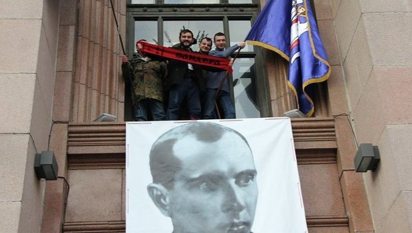 Портрет Степана Бандеры вывесили на здании Киевсовета