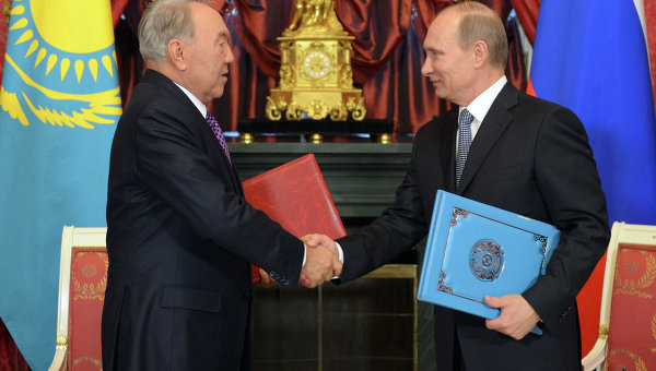Владимир Путин и Нурсултан Назарбаев во время церемонии подписания российско-казахских документов. Фото с места события