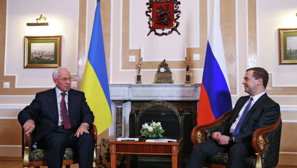 Дмитрий Медведев и Николай Азаров на заседании Совета глав правительств СНГ