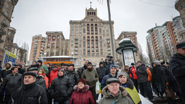 Люди на улице Крещатик в Киеве.
