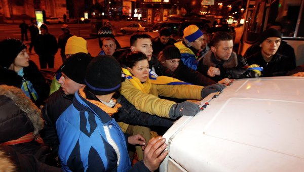 Участники Евромайдана блокируют автомобиль милиции в ночь на 30 ноября