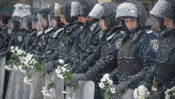 Военнослужащие внутренних войск в оцеплении на улице Грушевского у здания администрации президента Украины в Киеве