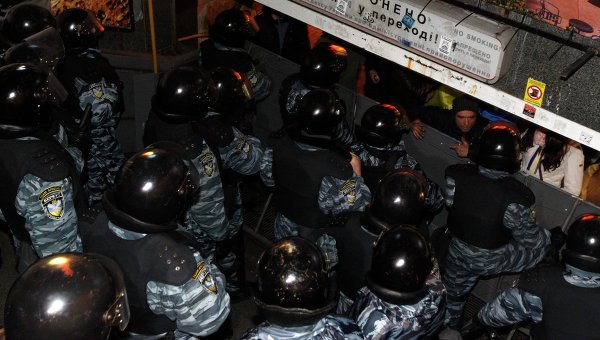 Бойцы спецпродразделений МВД блокируют протестующим выходы из метро на Майдан Незалежности в ночь на 30 ноября