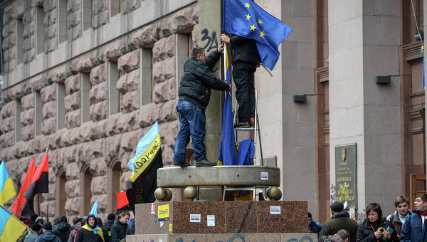 Участники акции за евроинтеграцию закрепляют флаг ЕС у здания Киевской мэрии