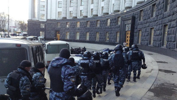 Милиция возле здания Кабмина Украины