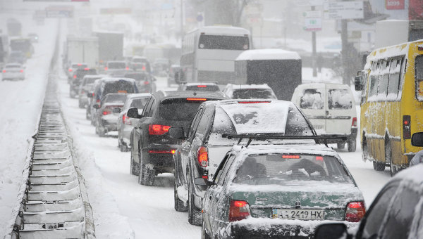 Пробки из-за снегопада в Киеве. Архивное фото