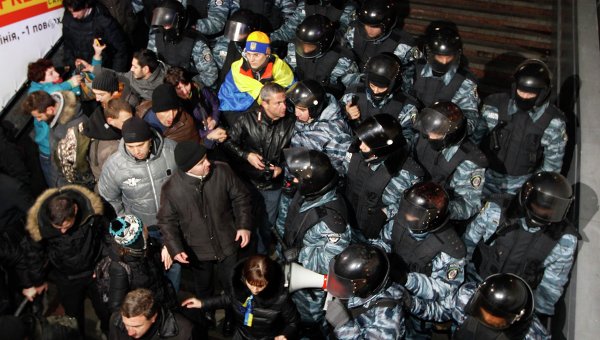 Милиция вытесняет протестующих с Майдана Незалежности