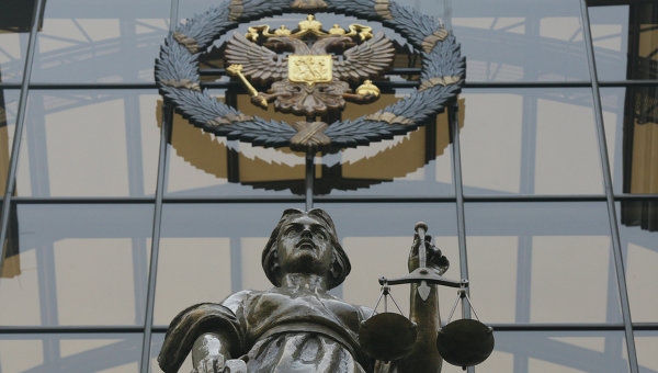 Статуя Фемиды на фасаде здания суда в РФ, архивное фото