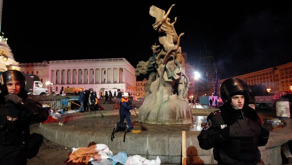 Майдан Незалежности после разгона акции протеста сторонников евроинтеграции Украины