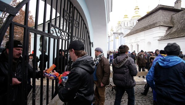 Участники разогнанного Евромайдана укрываются в Михайловском соборе Киева